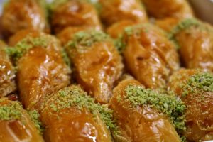 Baklava Pistazien Walnuss ceviz Antep fıstığı Blätterteig mit Nüssen und Sirup türkischer Grießkuchen Muhallebili Bäckerei
